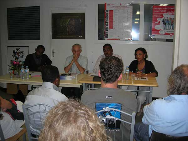 Les trois intervenants lors de la conférence-débat sur les violations des droits humains dans l’archipel des Comores : de gauche à droite, Maître Mihidoiri Ali, le professeur André Oraison et Maître Saïd Larifou, aux côtés d’Isnelle Gouljar, présidente de la Ligue des Droits de l’Homme à La Réunion.