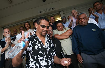 <p>A la sortie du tribunal.
(photo Imaz press Réunion)</p>