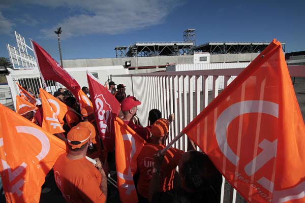 Près de 200 manifestants membres de la CFDT et de la CGTR se sont réunis très tôt hier devant la Centrale thermique du Port. (photos Imaz Press Réunion) (photos Imaz Press Réunion)
