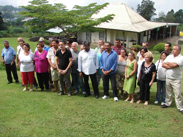 Le hall des associations de l’Étang-Salé, l’ARCP, l’AJFER et des adjoints des Avirons se sont retrouvés hier sur l’air de pique-nique du Tévelave plus entretenu. Les structures vouées à sa préservation et à celui de la ravine des Avirons se disent victimes de la politique municipale de l’Étang-Salé et de la politique régionale. (photos SP)