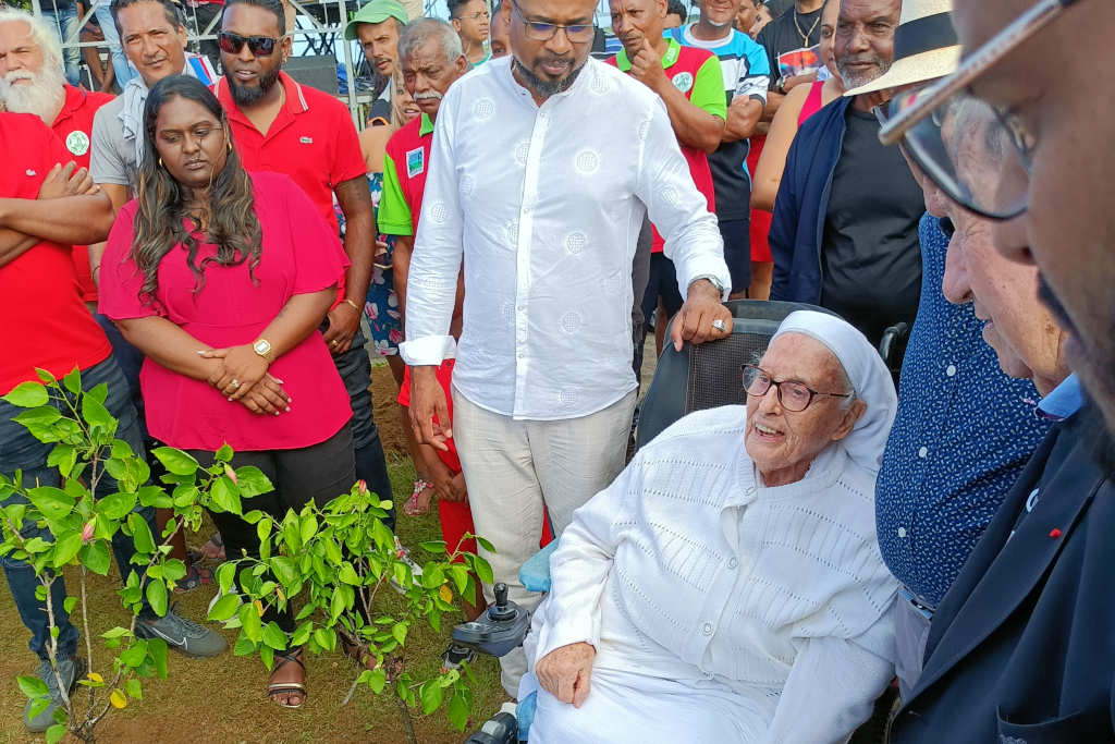 La Ville de SainteSuzanne et le FC Bagatelle rendent un hommage