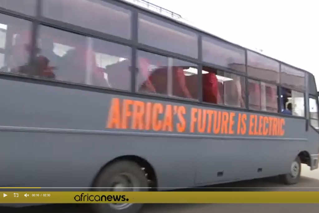 Non seulement un bus reconditionné en électrique coûte 10 fois moins cher qu'un bus vendu par les Européens, mais en plus il crée une nouvelle industrie génératrice d'emplois et donc de revenus pour la population.