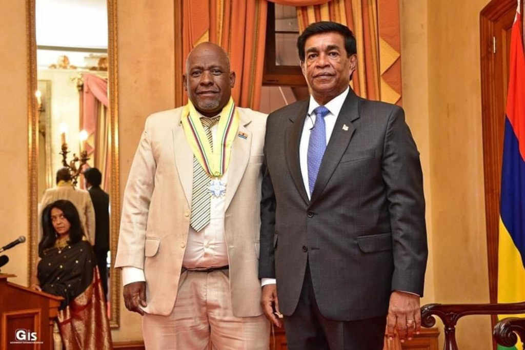 Olivier Bancoult et le président de la République Prithvirajsing Roopun.