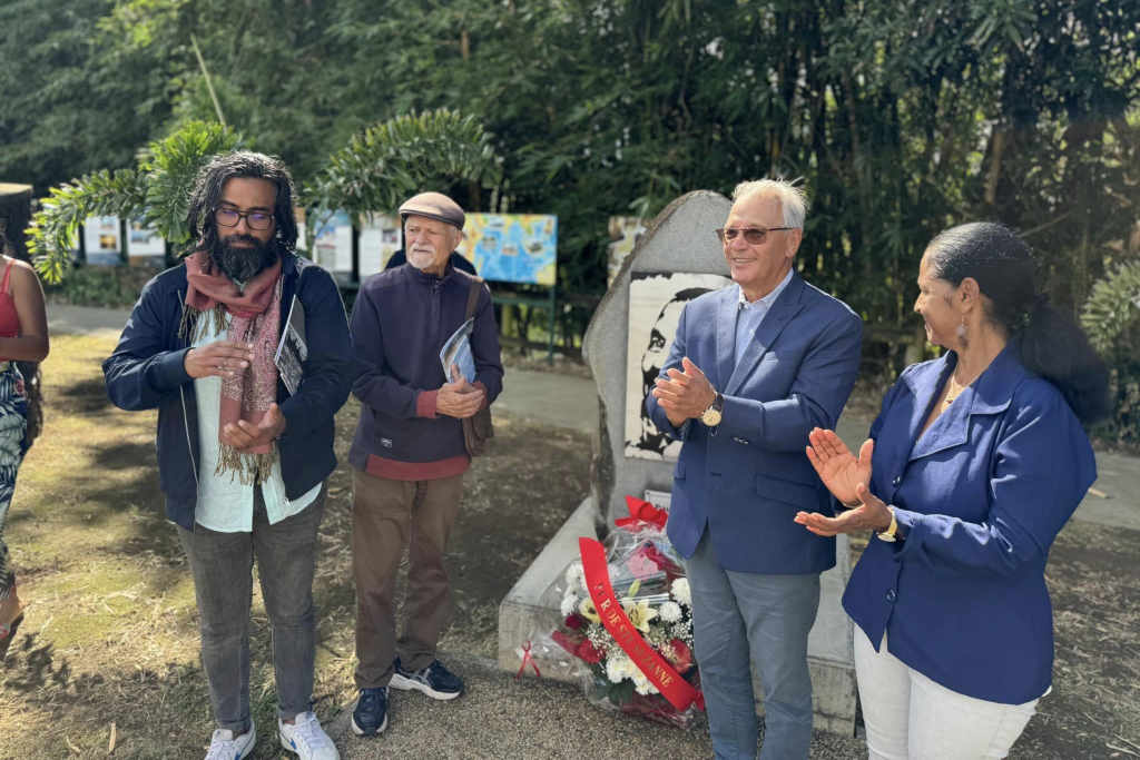 Alexandre Lai-Kane-Chéong, Élie Hoarau et Maurice Gironcel lors du dépôt de gerbe devant le monument honorant Lucet Langenier.