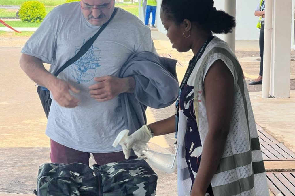 Désinfection obligatoire avant d'entrer dans le terminal arrivée.