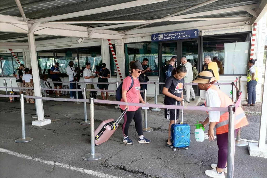 Désinfection des bagages cabine des passagers.