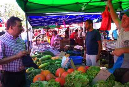 Patrick Lebreton au marché forain du Port