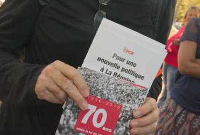Les livres du PCR diffusés pendant la manif.